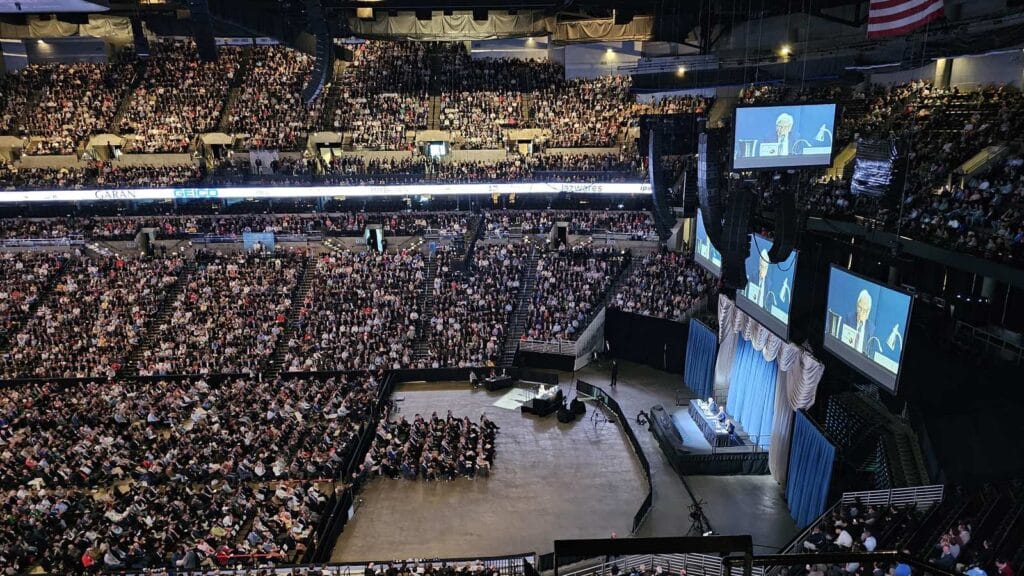 Berkshire Hathaway Annual Meeting 2024 in Omaha: the full arena with the stage and Warren Buffett on the screens